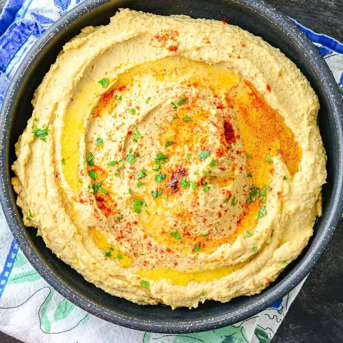 hummus with carrot sticks