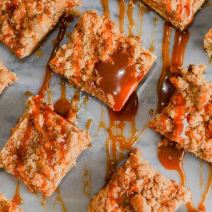 Easy pumpkin cheesecake bars with cinnamon streusel and caramel sauce