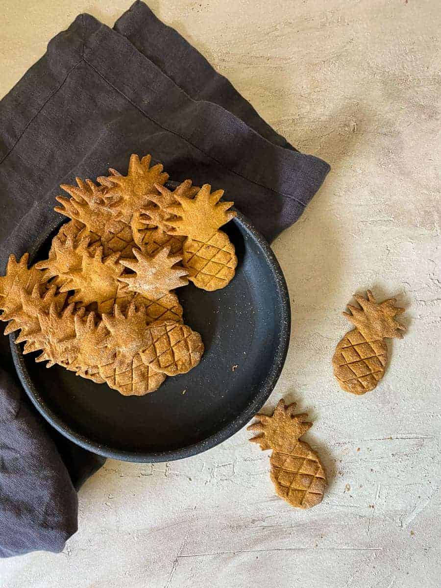 pineapple shaped peanut butter dog treats | foodology geek