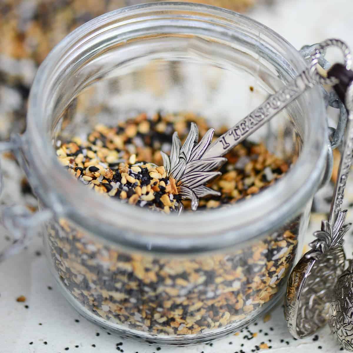 https://www.foodologygeek.com/wp-content/uploads/2020/06/everything-bagel-seasoning-recipe.jpg