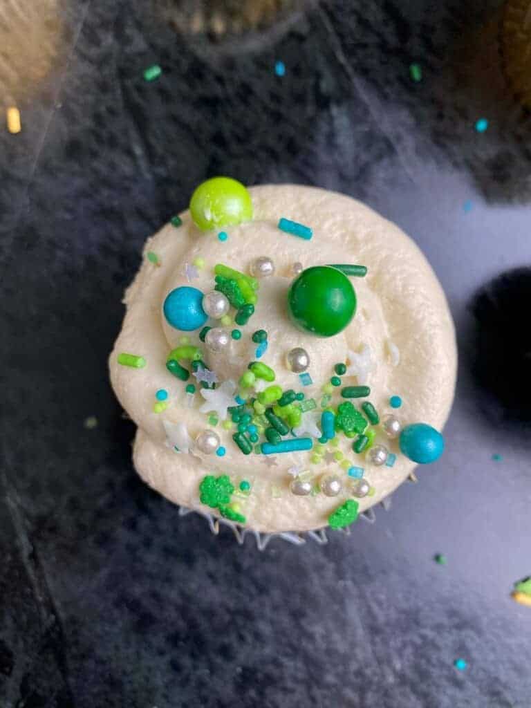 st patricks day guinness cupcakes with irish whiskey filling and bailey's frosting topped with sprinkles