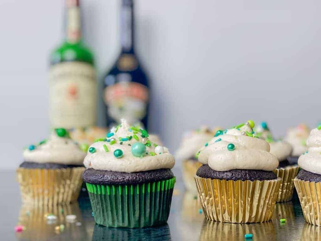 st patricks day guinness cupcakes with irish whiskey filling and bailey's frosting