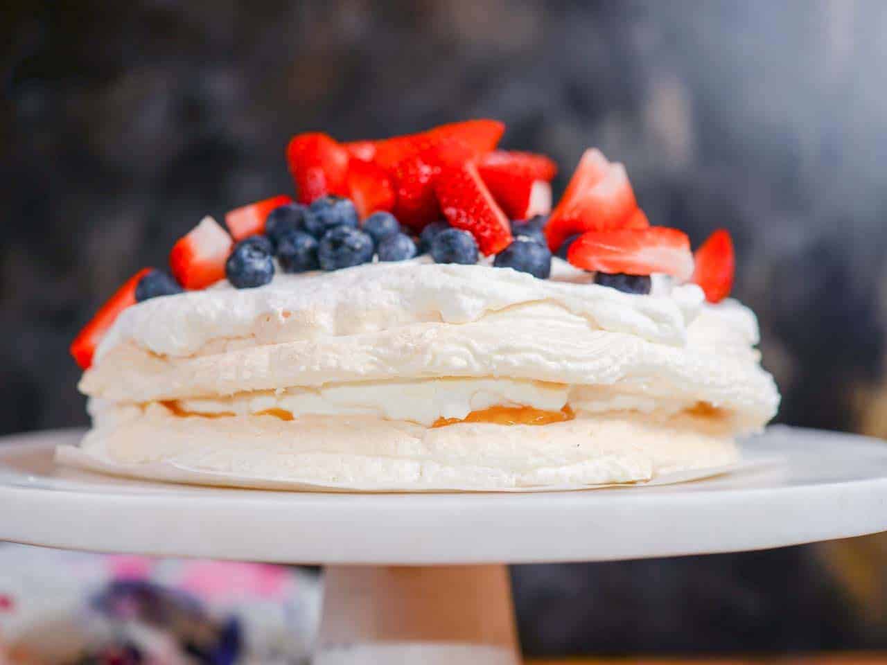 the Best pavlova recipes with lemon curd and fresh berries