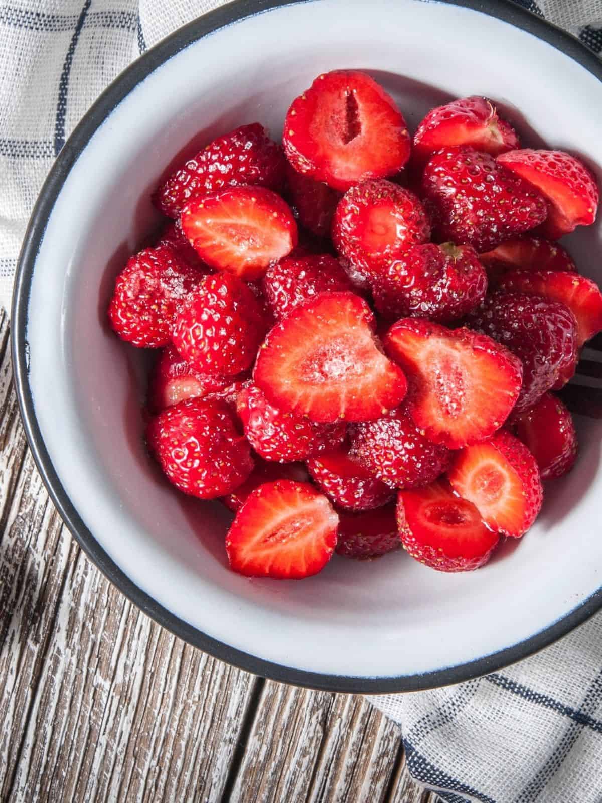 How to make macerated strawberries. Sliced strawberries and sugar, the perfect filling for strawberry shortcake