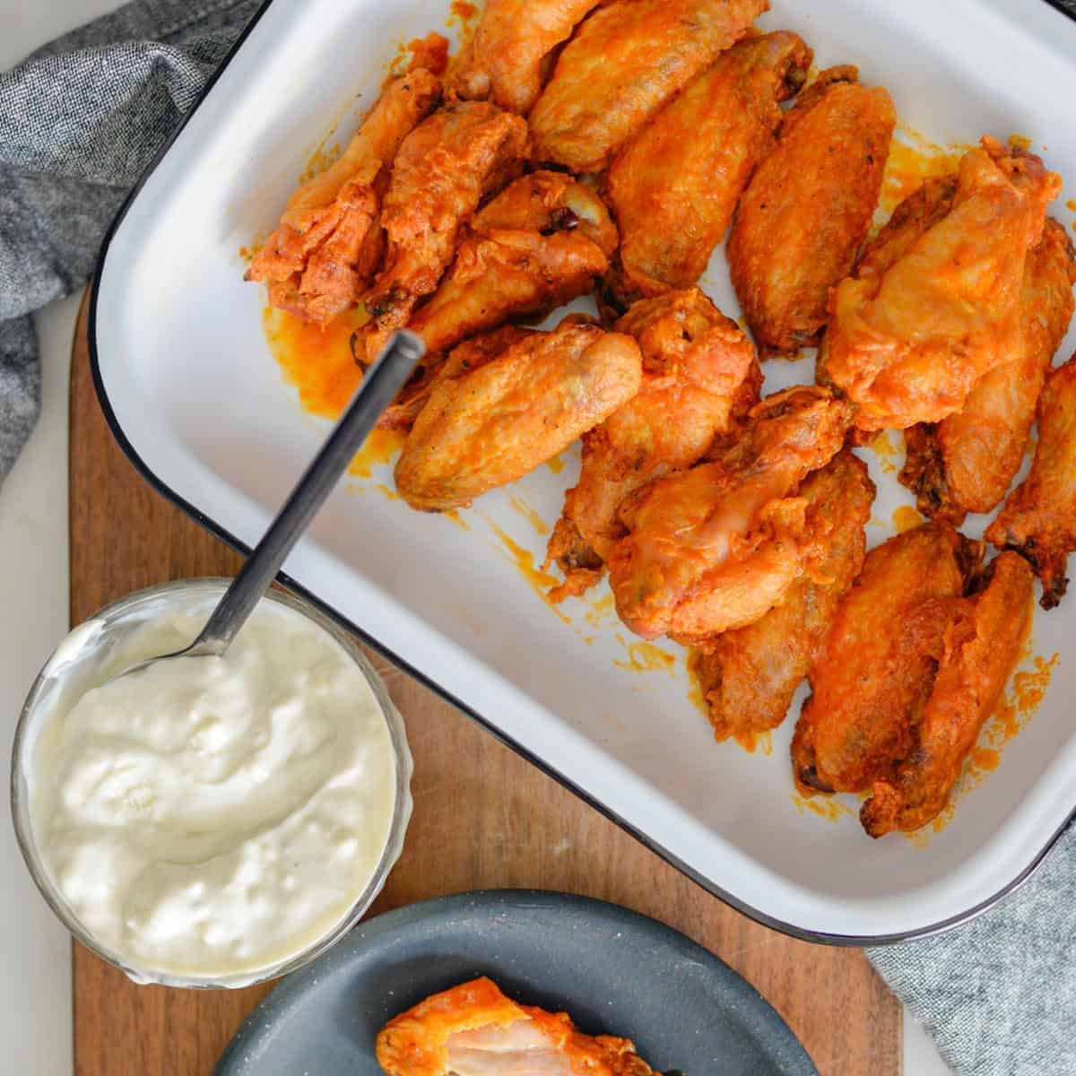 buffalo wings with blue cheese dip