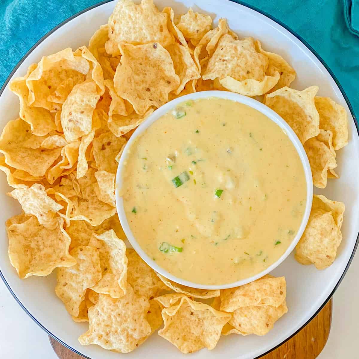 https://www.foodologygeek.com/wp-content/uploads/2021/09/queso-dip-recipe.jpg