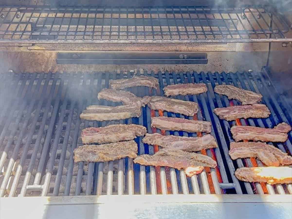 add the marinated kalbi ribs to a hot grill