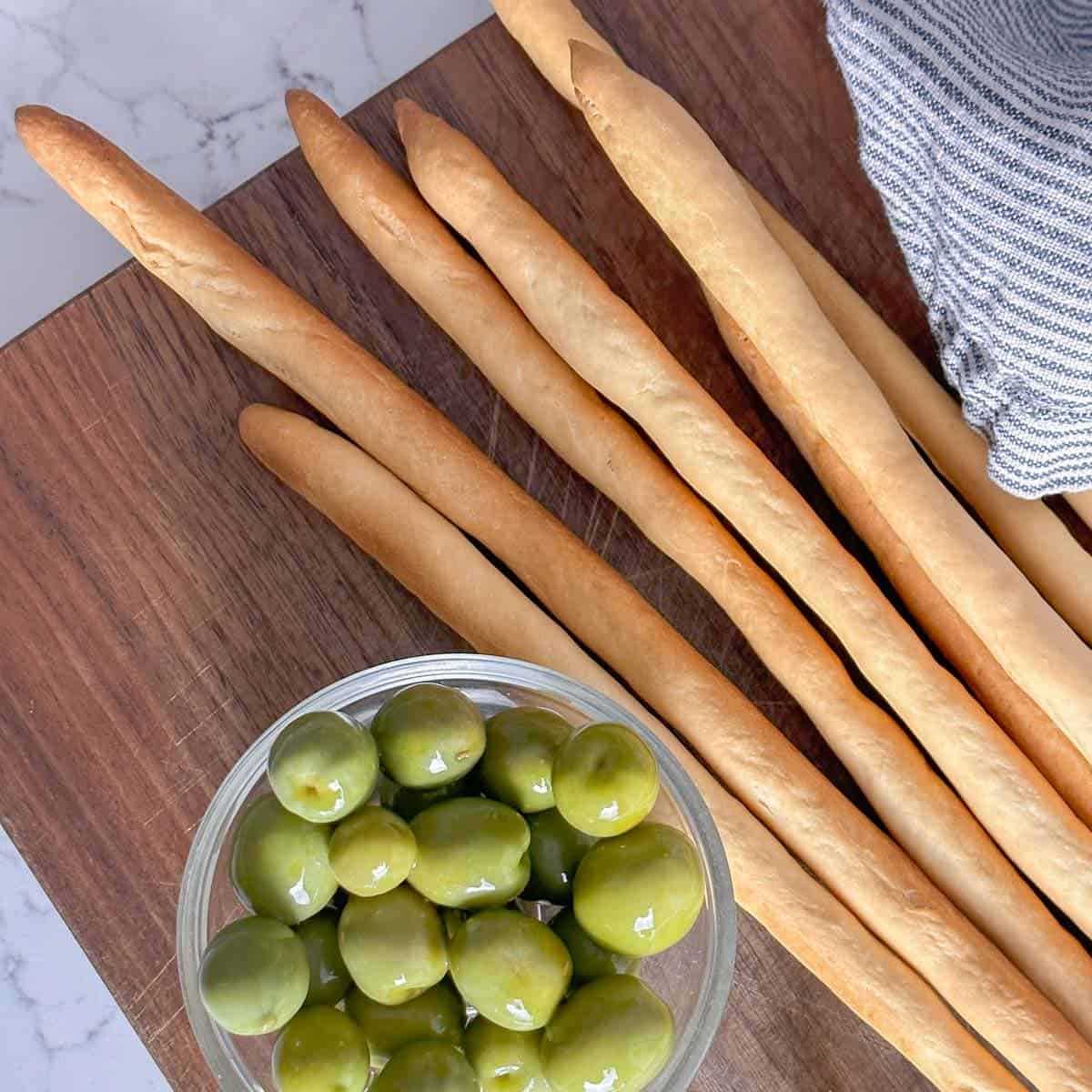 How To Make Italian Grissini Breadsticks - Foodology Geek