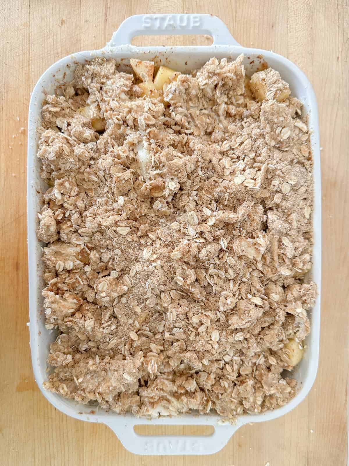 oat crumble topping ove the apples