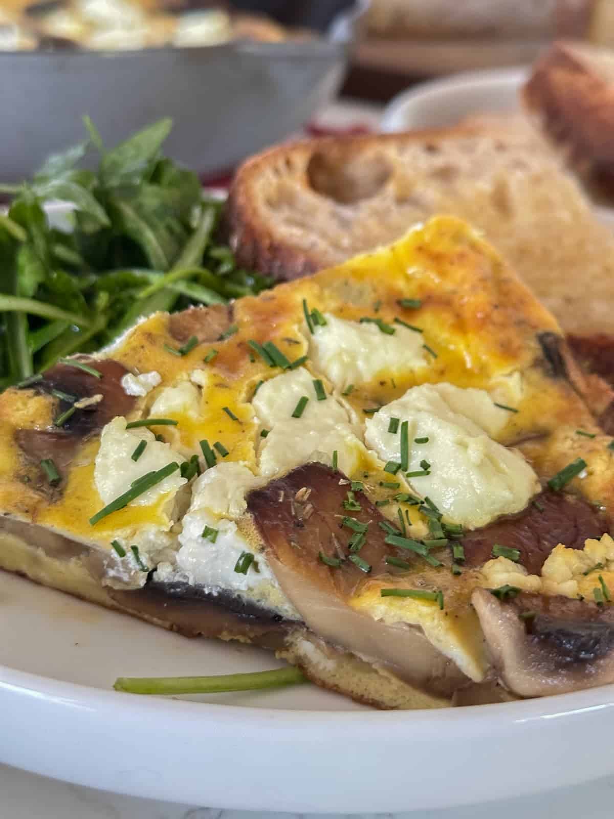 https://www.foodologygeek.com/wp-content/uploads/2023/11/mushroom-and-cheese-frittata-recipe.jpg